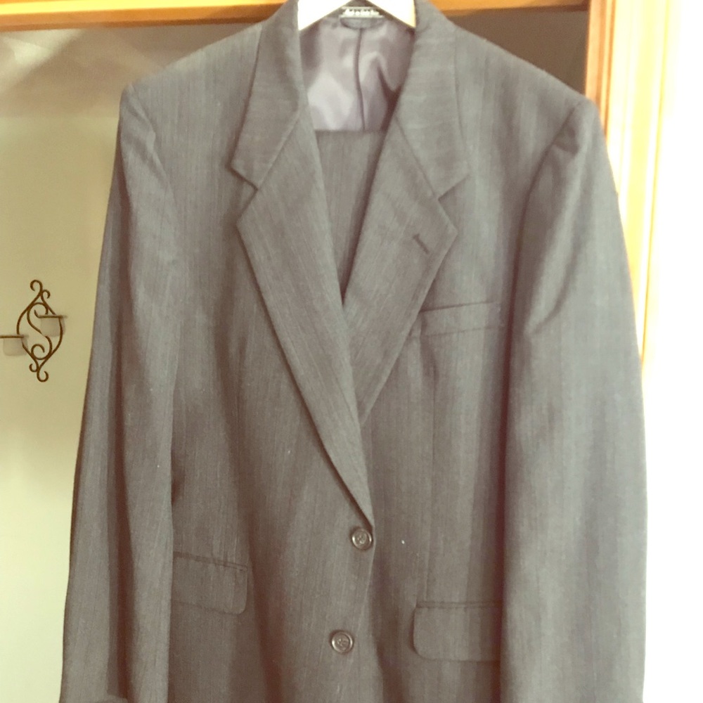 Gray subtle Pinstripe suit size 42 Reg